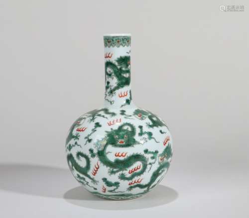 A RED AND GREEN PORCELAIN DRAGON PATTERN TIANQIUPING