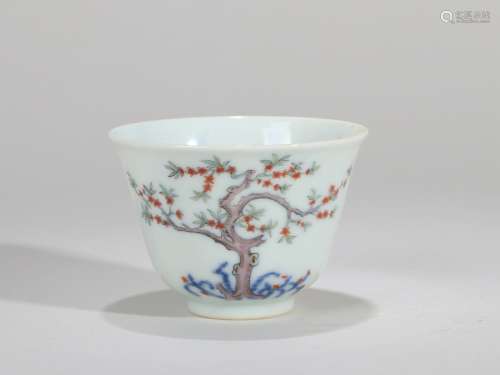 A BLUE AND WHITE FLOWER IMMORTALS CUP