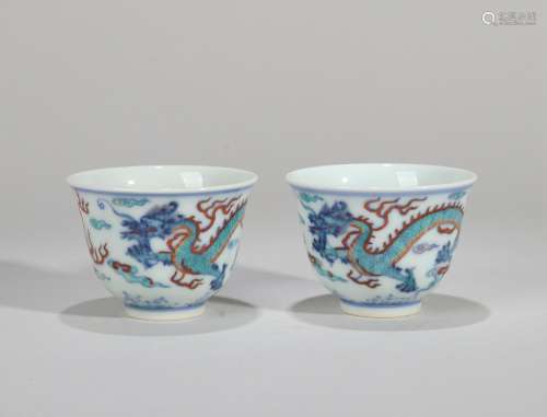 A SMALL PAIR OF DOUCAI-GLAZED CLOUD AND DRAGON PATTERN CUP