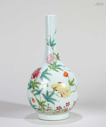 A FAMILLE ROSE FLOWER PATTERN BOTTLE VASE