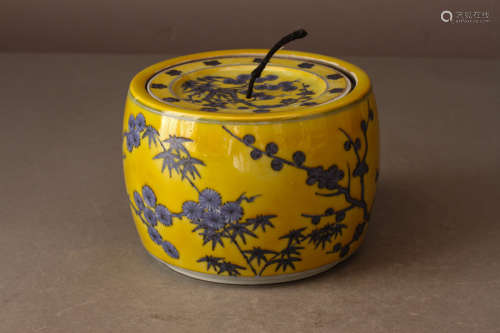 A YELLOW GROUND BLUE&WHITE  JAR WITH COVER, WITH XUANDE MARK