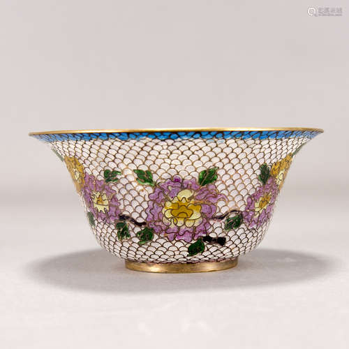 A GLASS 'FLORAL' BOWL