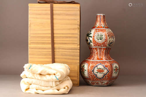 A WUCAI DOUBLE-GOURD VASE