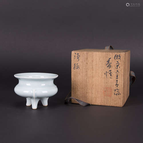 A LONGQUAN CELADON TRIPOD CENSER