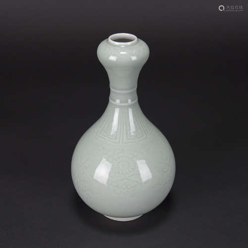 A CELADON GARLIC-HEAD VASE, KANGXI MARK