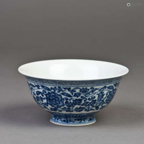 A CHINESE BLUE AND WHITE PORCELAIN BOWL