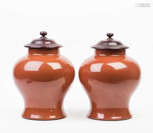 A SET OF TWO PORCELAIN VASES WITH WOODEN LID