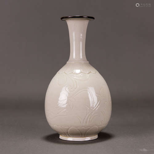 A CARVED DING VASE