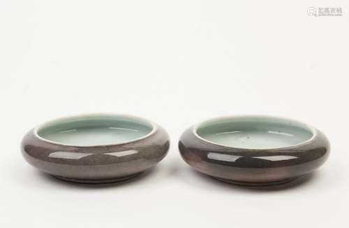 A PAIR OF PORCELAIN BOWLS