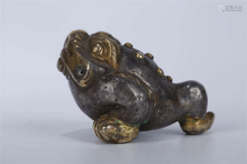 A Silver Three-Leg Gold-Toad Sculpture.
