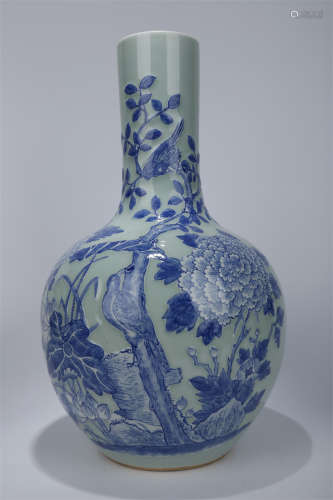A Blue-and-White Long-Neck Porcelain Bottle.