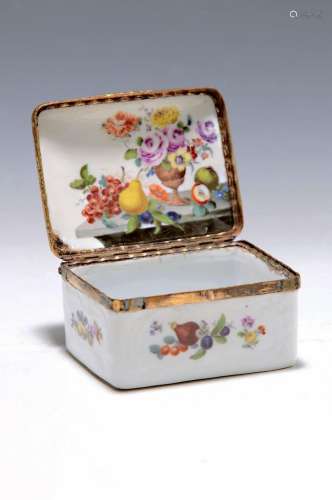 Rare Meissen-box, around 1735-40, porcelain, all round