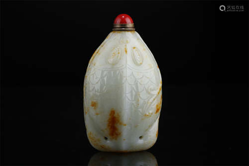 A Hetian Jade Snuff Bottle with Fish Design.