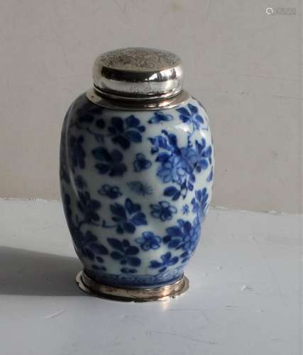Een blauw Chinees theebusje met zilveren dop en voet 18e eeu...