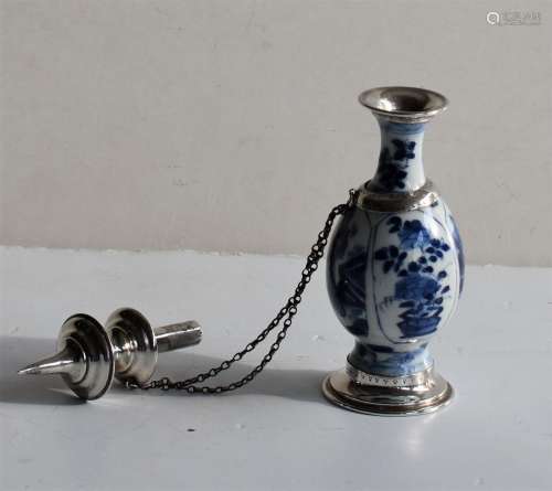 Een blauw Chinees zilveren rozen strooiertje, met zilveren d...
