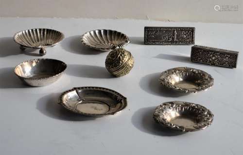 Een collectie klein zilveren voorwerpen, w.o. een gehamerd a...