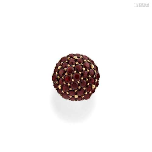 A 18K yellow gold and garnets ring