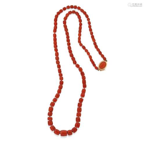 A 18K yellow gold and coral necklace