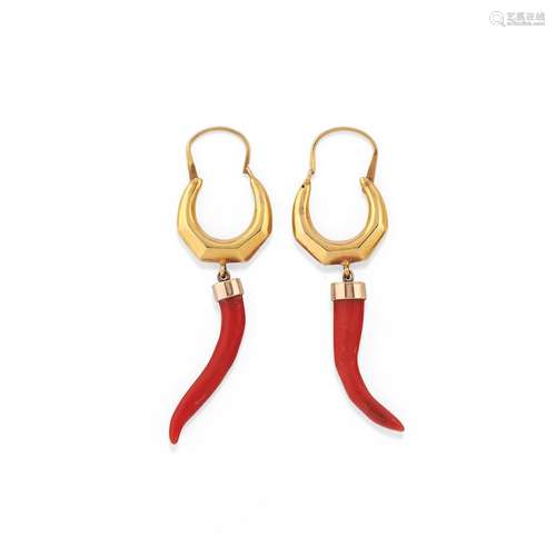 A 12K yellow gold and coral earrings, early 20th Century