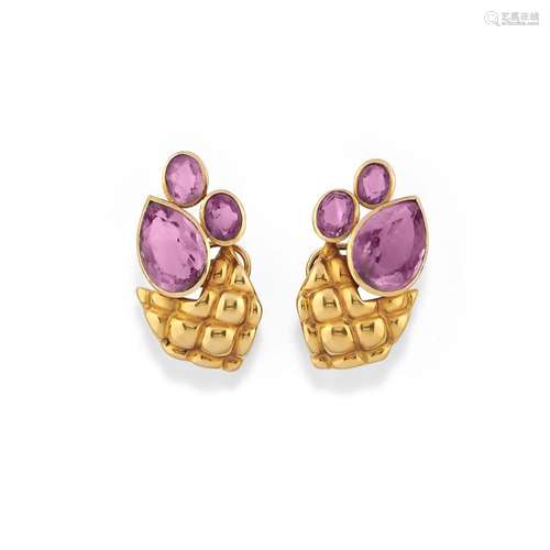 A 18K yellow gold and amethyst earrings