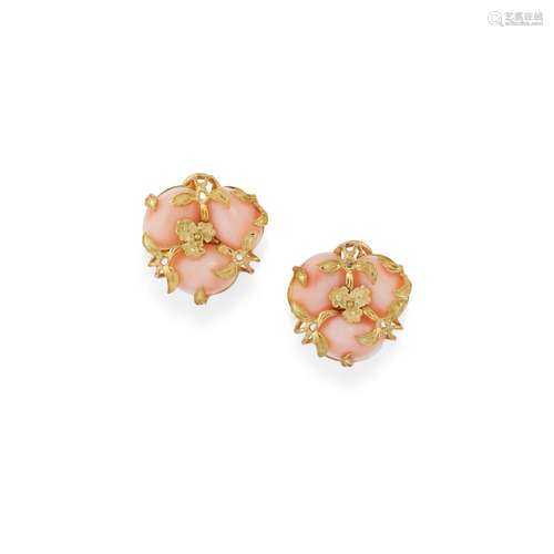 A 18K yellow gold and coral earrings