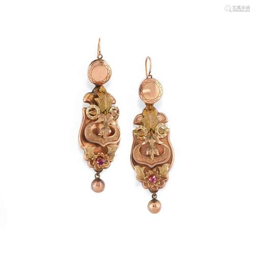 A 18K red gold earrings