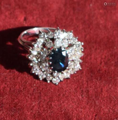 Een gouden ring met blauwe saffier