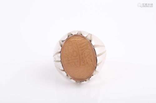 An Indo Persian white metal and hardstone ring, set with a p...