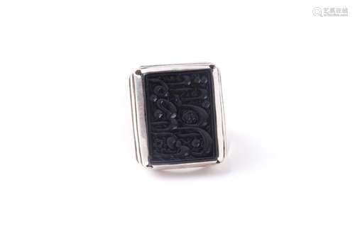 An Eastern white metal and black onyx gentleman's ring,...