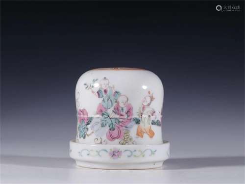 A Chinese Famille Rose Porcelain Wine Container