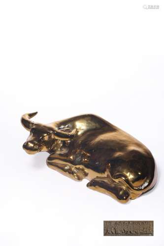 A GILT-DECORATED PORCELAIN BUFFALO.QING PERIOD