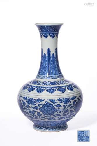 A BLUE AND WHITE VASE.QIANLONG PERIOD
