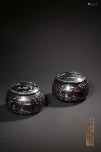 A PAIR OF MOTHER-PEARL INLAID JARS.QING PERIOD