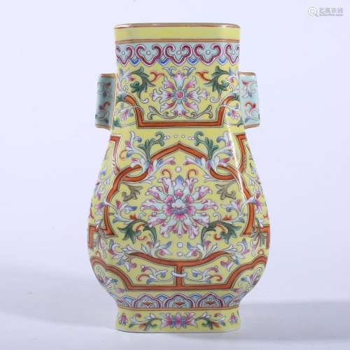A YELLOW-GROUND FAMILLE-ROSE VASE.QIANLONG PERIOD