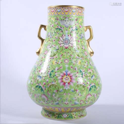 A YELLOW-GROUND FAMILLE-ROSE VASE.QIANLONG PERIOD