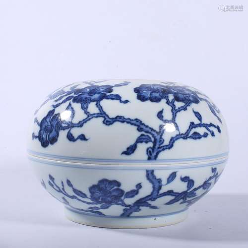 A BLUE AND WHITE BOX AND COVER.QIANLONG PERIOD