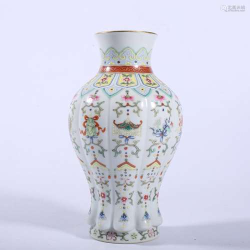 A FAMILLE-ROSE VASE.QIANLONG PERIOD