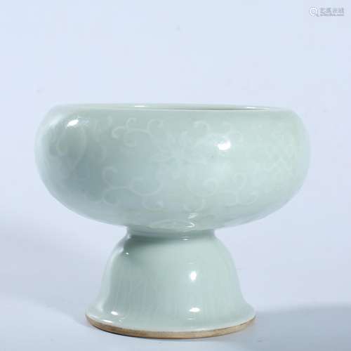 A CELADON-GLAZED STEMBOWL.QIANLONG PERIOD