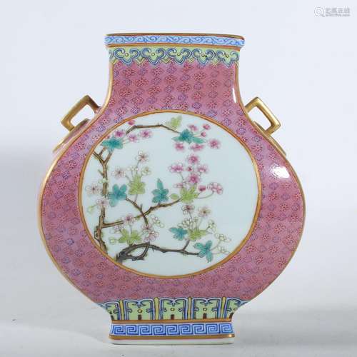 A FAMILLE-ROSE VASE.QIANLONG PERIOD