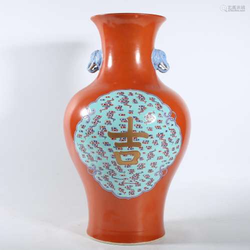 A RUBY-GROUND FAMILLE-ROSE VASE.QIANLONG PERIOD