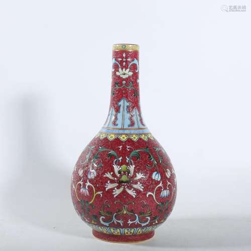 A CORAL-GROUND FAMILLE-ROSE VASE.QIANLONG PERIOD