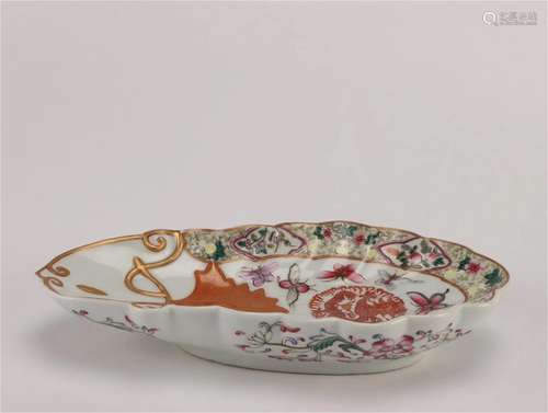 A Chinese Famille Rose Dragon Patterned Porcelain Plate