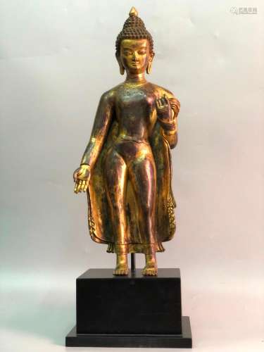 A GILT-BRONZE FIGURE OF STANDING BUDDHA.13TH CENTURY