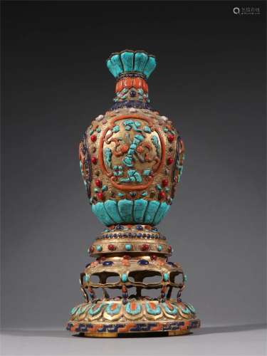 A Chinese Decorative Gilt Bronze Vase
