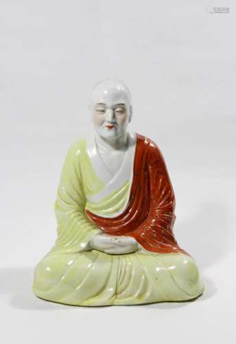 FAMILLE ROSE PORCELAIN FIGURINE OF SEATED ARHAT