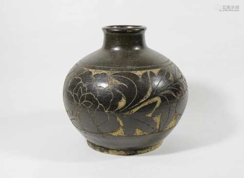 BLACK GLAZED FLOWER-ENGRAVED POT