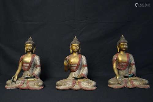A SET OF THREE BRONZE SEATED BUDDHA FIGURINES