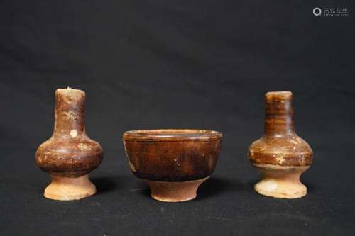 A SET OF BLACK GLAZED CUP AND VASES