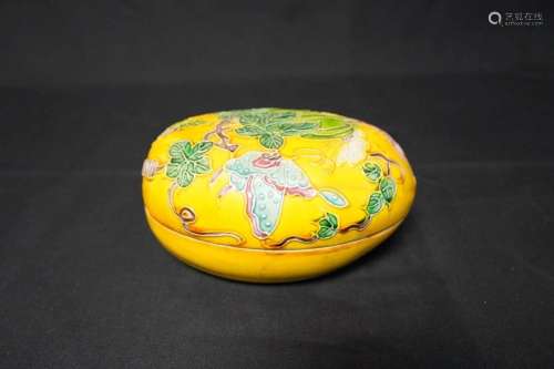 JAUNE GROUND BUTTERFLY AND GOURD TRINKET BOX