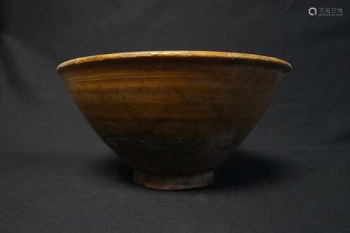 A BROWNISH YELLOW POTTERY BOWL